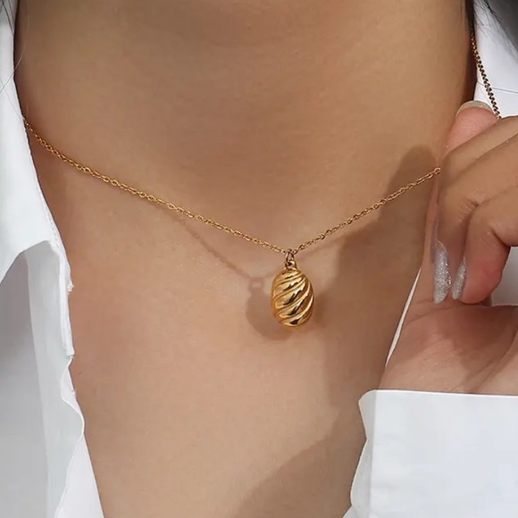 ⚜️[𝟯/$𝟮𝟴]⚜️NEW Textured Charm Stainless Steel Necklace - Picture 9 of 16